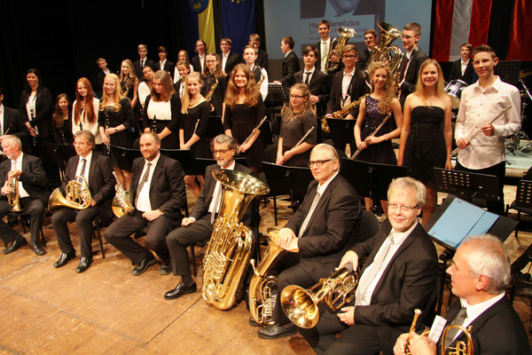 Das Monheimer Jugendblasorchester bei einer Konzertreise nach Wiener Neustadt im Jahr 2014 gemeinsam mit dortigen Musikern. Foto: Musikschule Monheim am Rhein