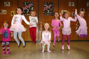Eine Gruppe Kinder beim Tanztraining