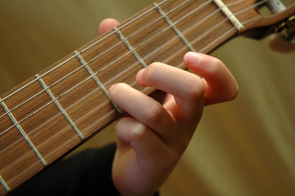 Kinder zwischen 10 und 13 Jahren können Teil eines Junior-Gitarrenorchesters werden. Foto: Jörg Sommerfeld