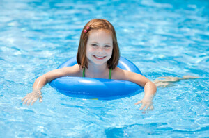 Ein Mädchen in einem Schwimmring in einem Pool