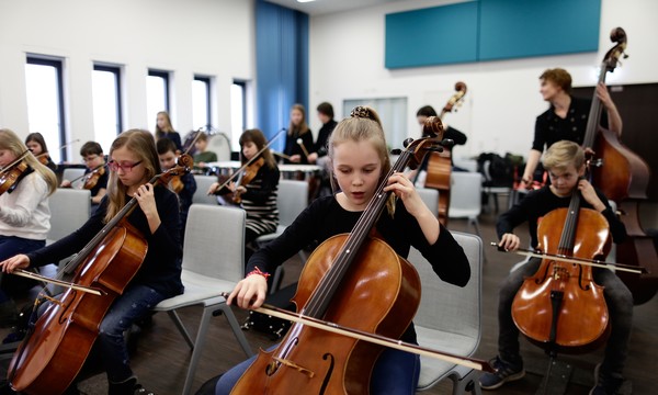 In der Orchesterklasse am Otto-Hahn-Gymnasium lernen Schülerinnen und Schüler zusammen ihr Lieblingsinstrument. Foto: Anna Schwartz