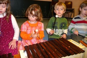 Eine Gruppe Kinder an einem Xylophon