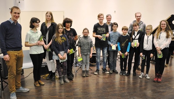 Daniel Zimmermann gratulierte den Preisträgern in der Musikschule persönlich (Bild: Musikschule)