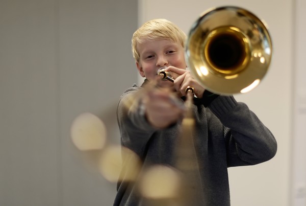 An der Peter-Ustinov-Gesamtschule können sich Fünftklässlerinnen und Fünftklässler für ein Blasinstrument entscheiden. Foto: Anna Schwartz